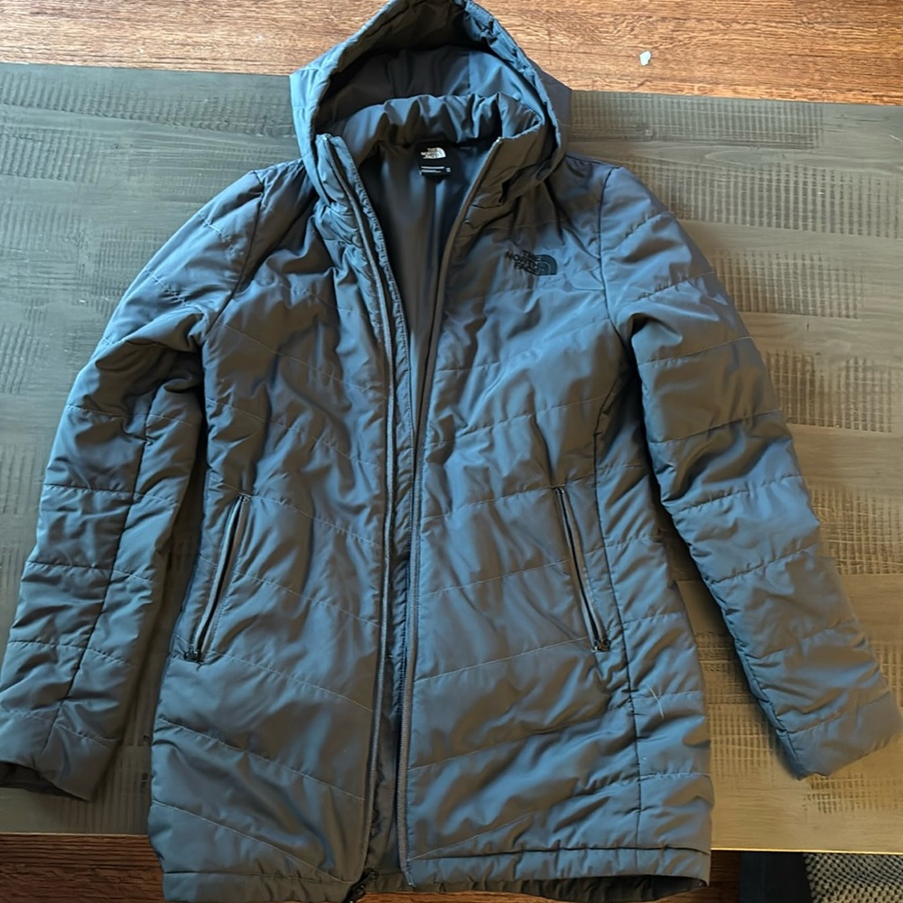 The North Face Women’s Light Weightt Gray Puffer Coat in VGUC. Size XS.
